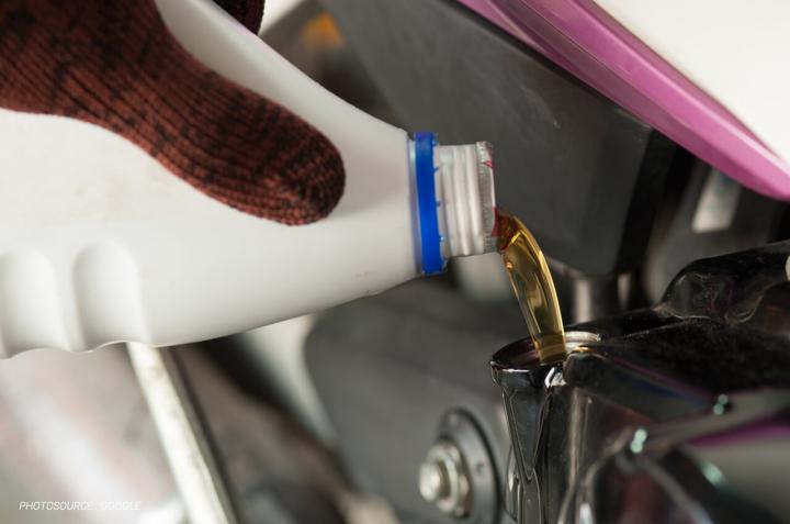 TDM Honda Sidomulyo berbagi info: Apa Tandanya Penguapan Oli Pada Mesin Motor?